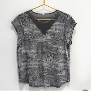 Lululemon for the Run Short sleeve Grey Snakeskin Print Workout Top!